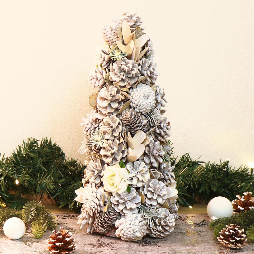 com-four® Deko-Weihnachtsbaum, Schmuckbaum mit Zapfen und Stoffrosen, tolle Tischdeko, optimal für d