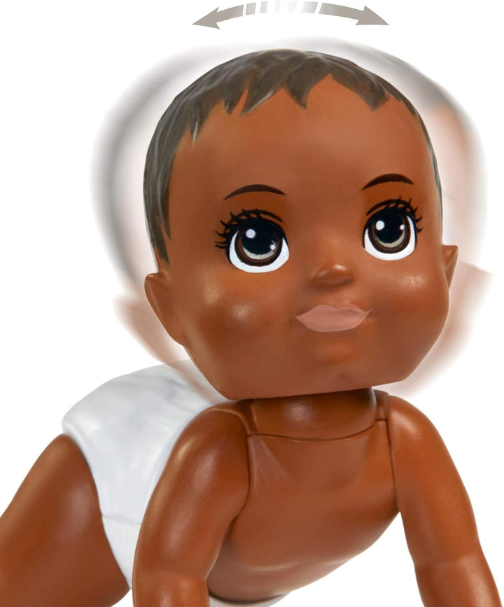 Barbie GHV85 - Skipper Babysitters Inc. Krabbel- und Spielzeit Spielset, Baby-Puppe mit Wackelkopf,