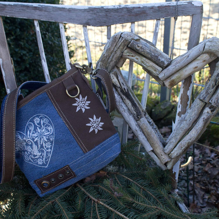 Domelo Trachtentasche. Kleine Oktoberfest Umhängetasche. Crossbody Bag mit Herz & Trachten Motiv. Da