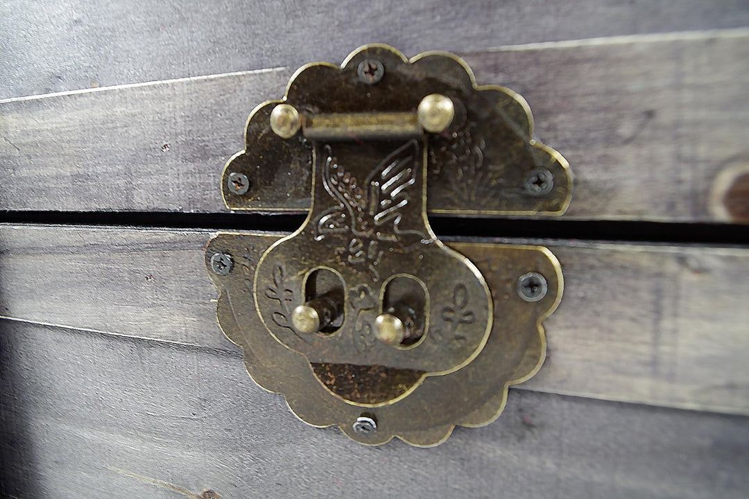 Kobolo Truhe KUBA im Schatzkistendesign aus Holz mit Metall- und Kunstlederapplikationen grau 70x35x