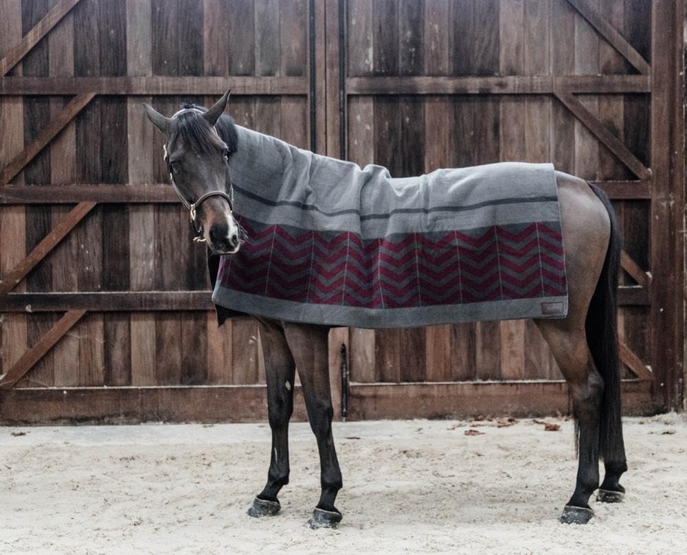Kentucky Horsewear Fleecedecke Square Fishbone - Grau/Bordeaux