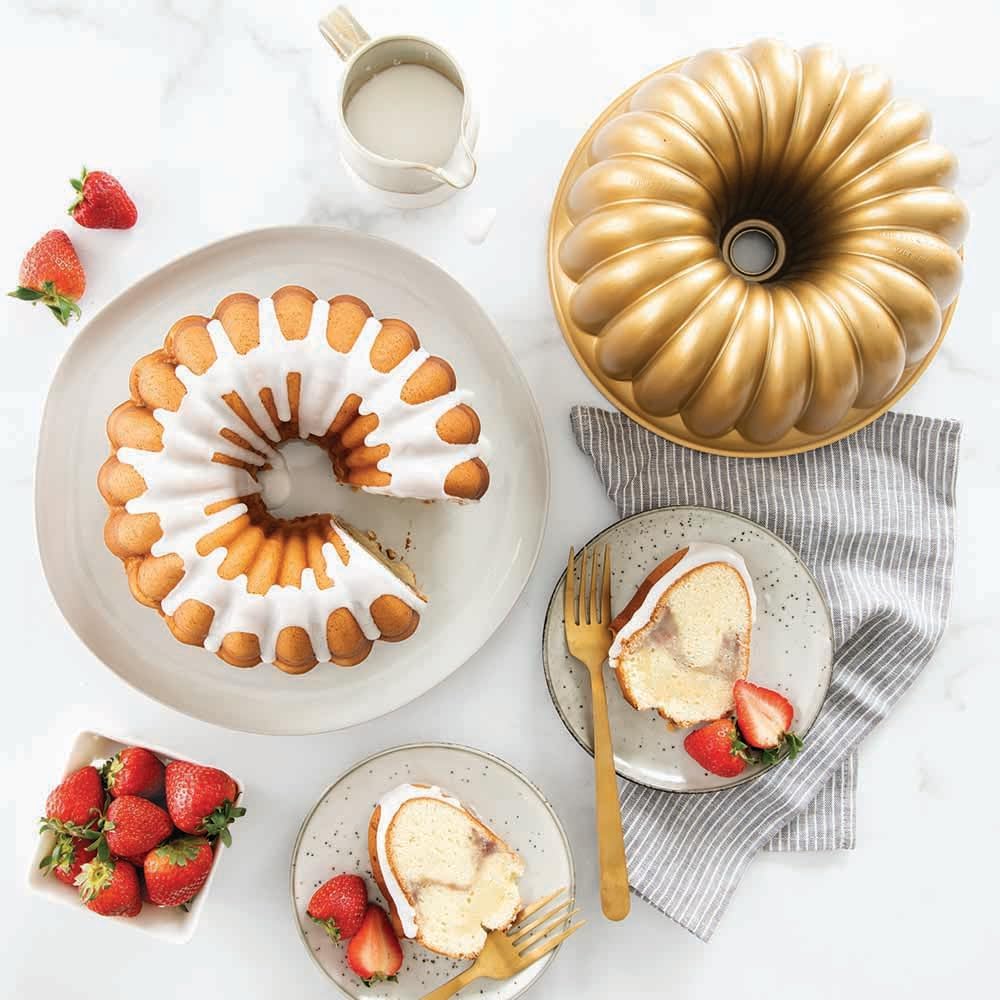 Nordic Ware NW 58677 Elegant Party Bundt Pan Kuchenform Gold, Aluminium, Goldfarben, Ø 22.3 x 9.3 cm