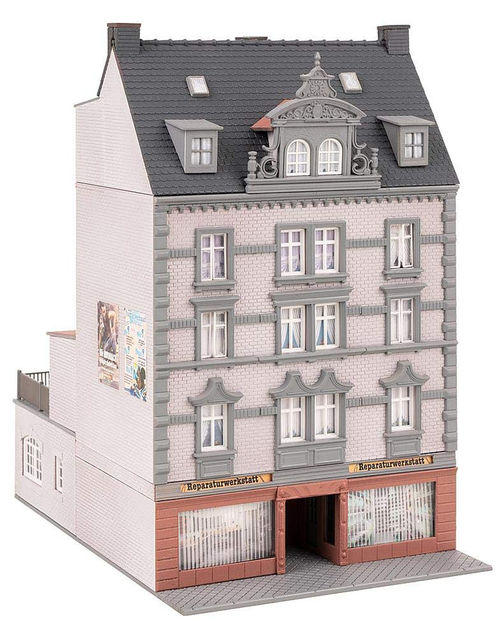 Faller FA130705 Stadthaus mit Reparaturwerkstatt Modellbausatz, verschieden, One Size