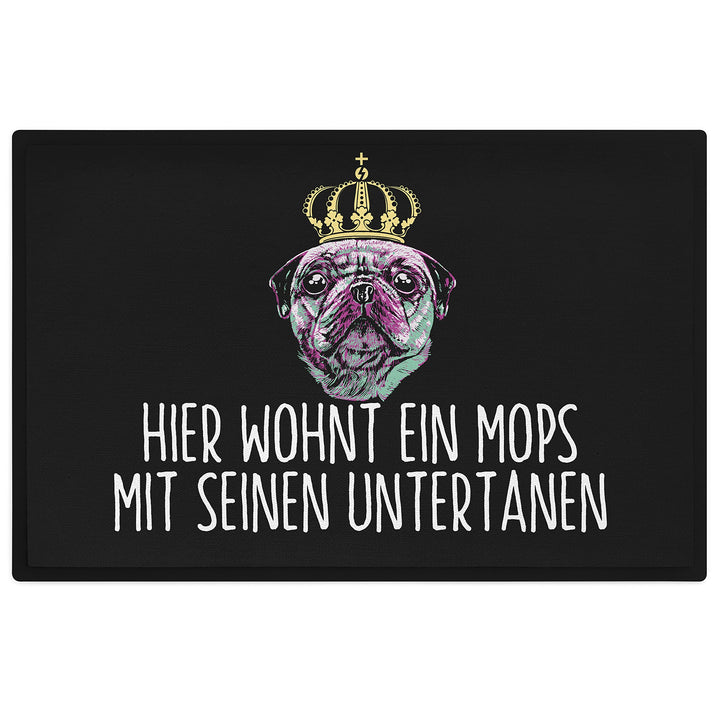 Trendation - Mops Fussmatte Hier Wohnt EIN Mops Mit Seinen Untertanen Fussmatte Mops-Besitzer Gesche