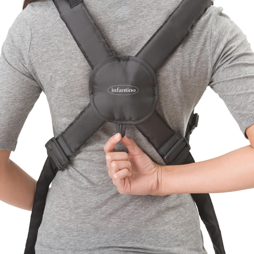 Infantino Swift Classic Babytrage, 2 Tragepositionen mit Wonder Cover Lätzchen, verstellbare Gurte,