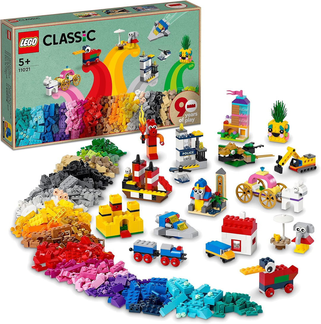 LEGO 11021 Classic 90 Jahre Spielspass Set, Bausteine-Box mit 15 Mini-Modellen legendärer Spielzeuge