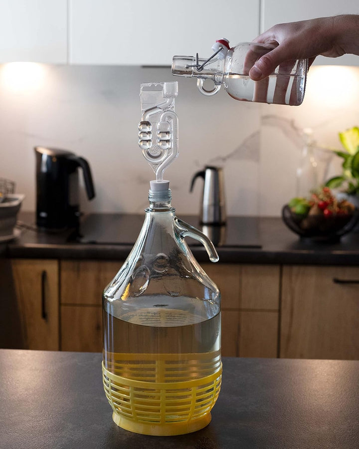 Enghals Ballonflasche mit Schraubverschluss, Schutzkorb, Luftschleuse und Stopfen für die Weinherste