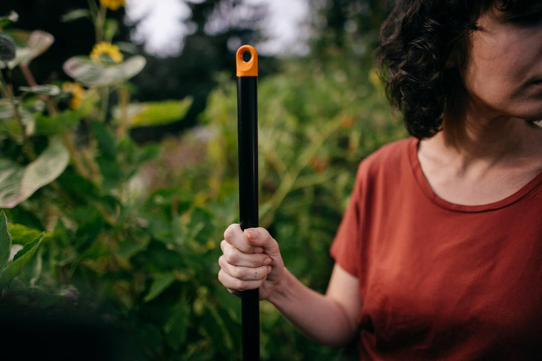 Fiskars Rechen mit 14 Zinken, Breite: 36 cm, Gehärtete Karbonstahlzinken/Aluminiumstiel, Schwarz/Ora