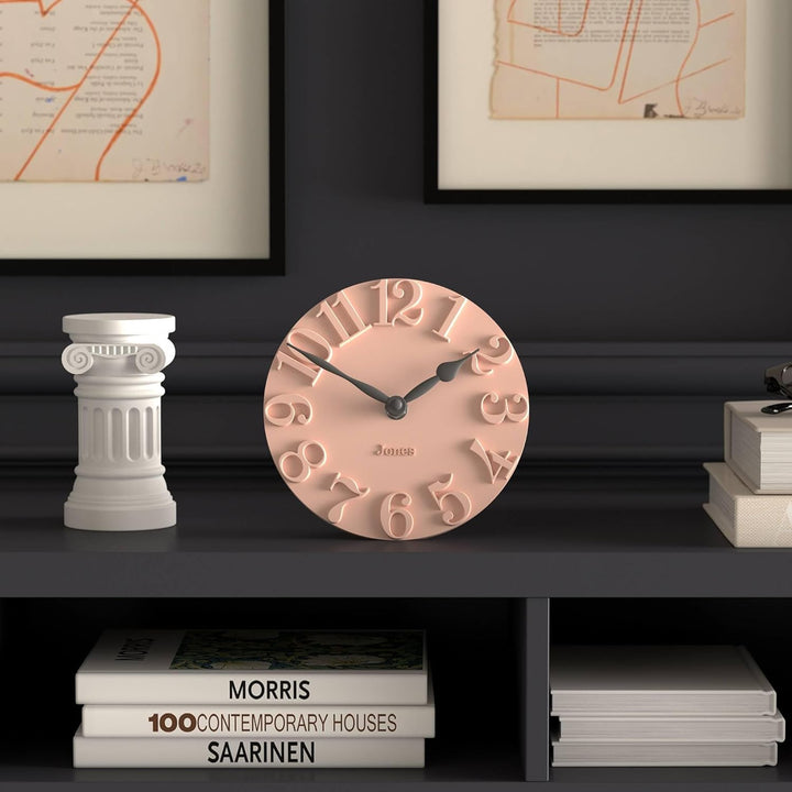 JONES CLOCKS® Hampstead Schreibtisch Uhr | Freistehend | Rosa | Elegante, erhabene Ziffern | Ideal f
