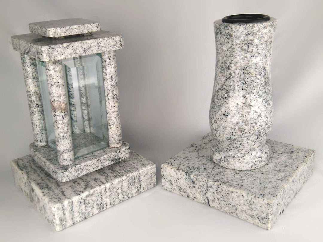 designgrab Modern Grablampe mit Vase und 2 Stück Sockel aus Granit Viscont White, Grabschmuckset