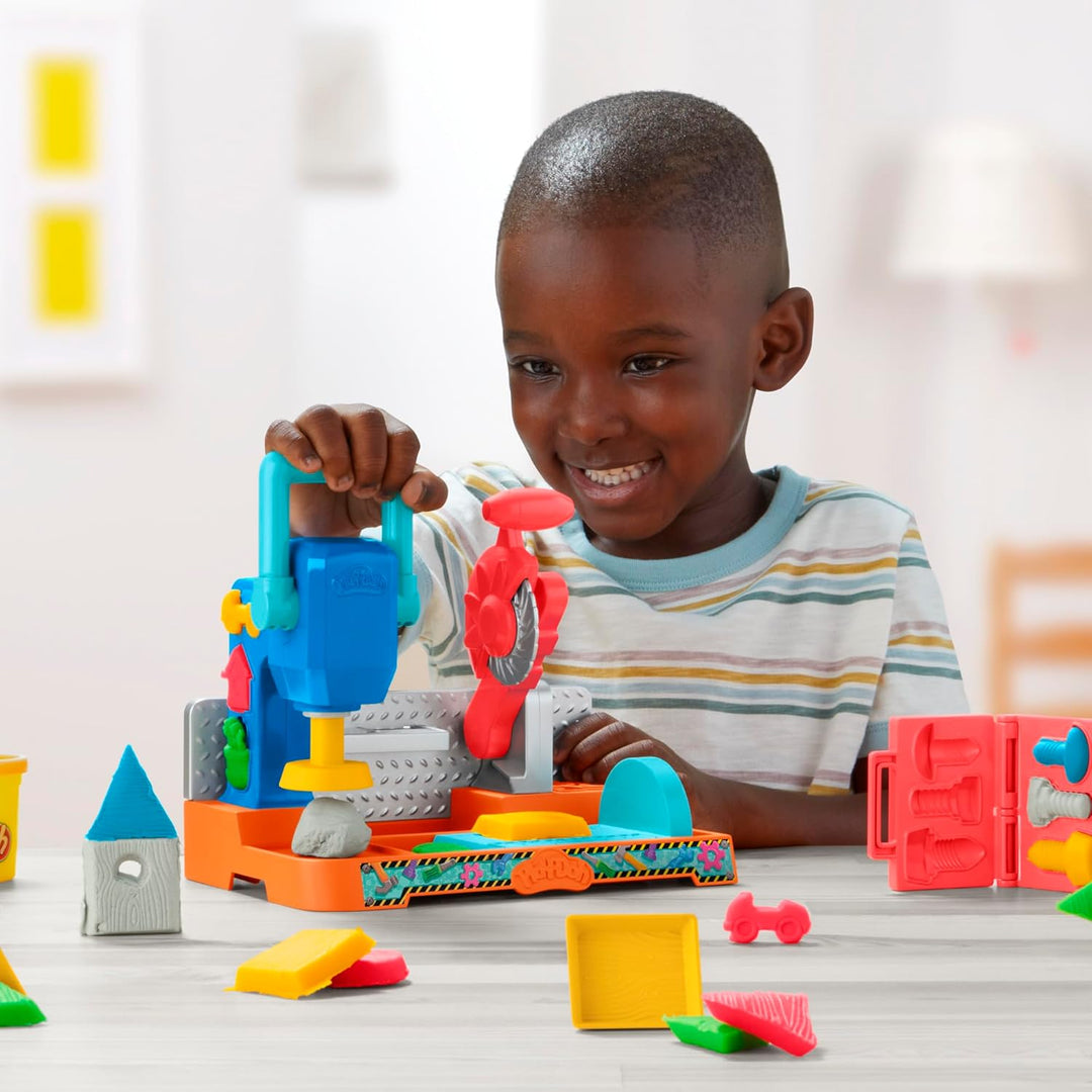 Play-Doh Werkbank Spielset, 5 x 56 g Dosen Modelliermasse in bunten Farben, mit Kreissäge-Spielzeug,