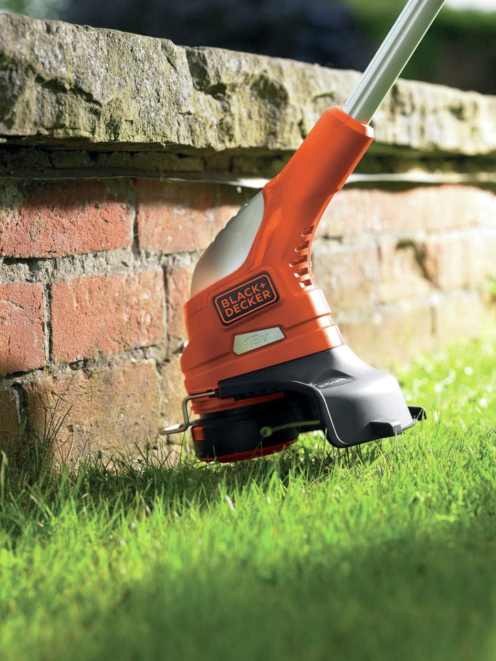 Black+Decker Akku-Rasentrimmer (18V 2,0Ah Li-Ion, Schnittbreite 23 cm, Zweithandgriff, Kantenschneid