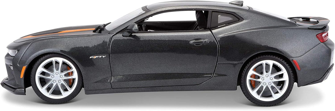 Maisto Chevrolet Camaro zum 50. Jubiläum, Modellauto mit Federung, Massstab 1:18, Türen und Motorhau
