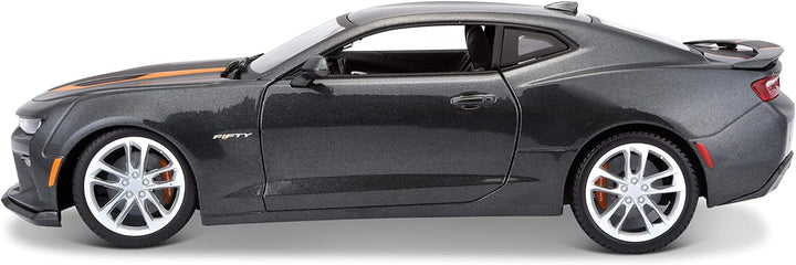 Maisto Chevrolet Camaro zum 50. Jubiläum, Modellauto mit Federung, Massstab 1:18, Türen und Motorhau
