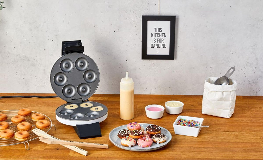 Cloer 6121 Donut Maker für 6 Mini-Donuts oder Bagels, Antihaftbeschichtung, rote Kontrollleuchte, pl