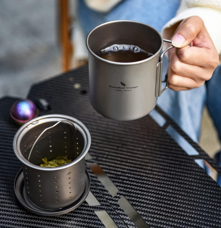 iBasingo 420ml / 14.2 fl oz Titan Becher mit Teesieb und Deckel Leichte Tasse mit Filter Outdoor Cam