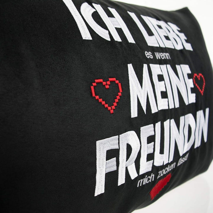 EXPRESS-STICKEREI Ich Liebe es wenn Meine Freundin Mich zocken lässt Premium Kissen mit Bezug & Spru