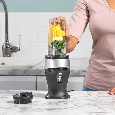 Ninja 700W Slim Mixer & Smoothie Maker, 2x 470ml Becher mit Ausgussdeckel, persönlicher Mixer, Zerkl