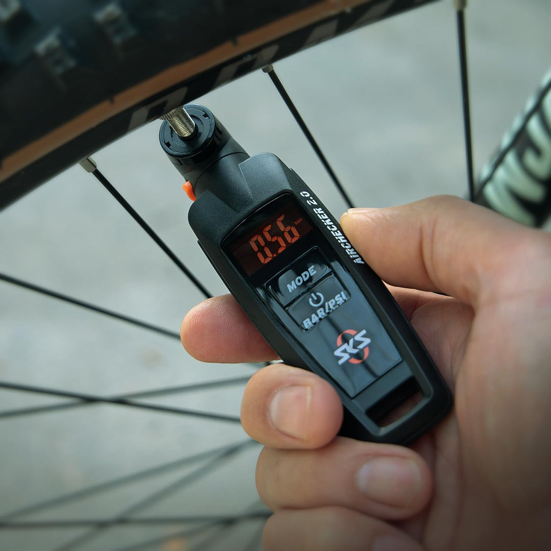 SKS GERMANY AIRCHECKER Digitaler Luftdruckprüfer (Fahrradzubehör, Reifendruckprüfer mit Ablassfunkti