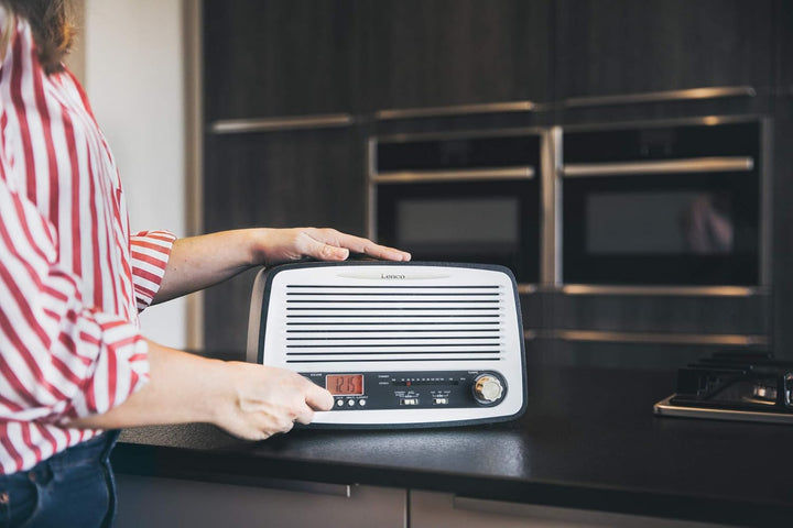 Lenco Retro-Radio SR-02 Vintage Stereo mit UKW Tuner, LCD-Display und Weckfunktion (Holzgehäuse, AUX