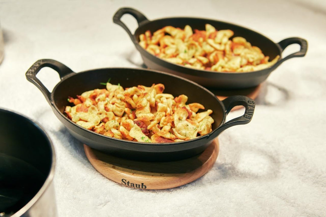STAUB Magnetischer Holz-Untersetzer, oval, 15x11 cm, Für alle magnetischen Töpfe und Pfannen, Buche-