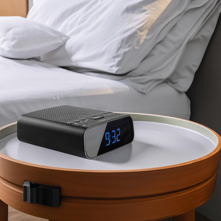 auvisio UKW-Radiowecker: DAB+-Radiowecker, grosses VA-Display, BT, 2 Weckzeiten, USB-Ladeport (Radio