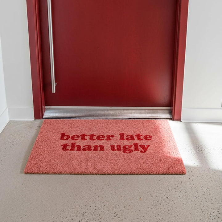 FISURA - Fussmatte aussen “Better Late Than Ugly” aus Kokosnuss mit Rutschfester PVC-Rückseite. Lust