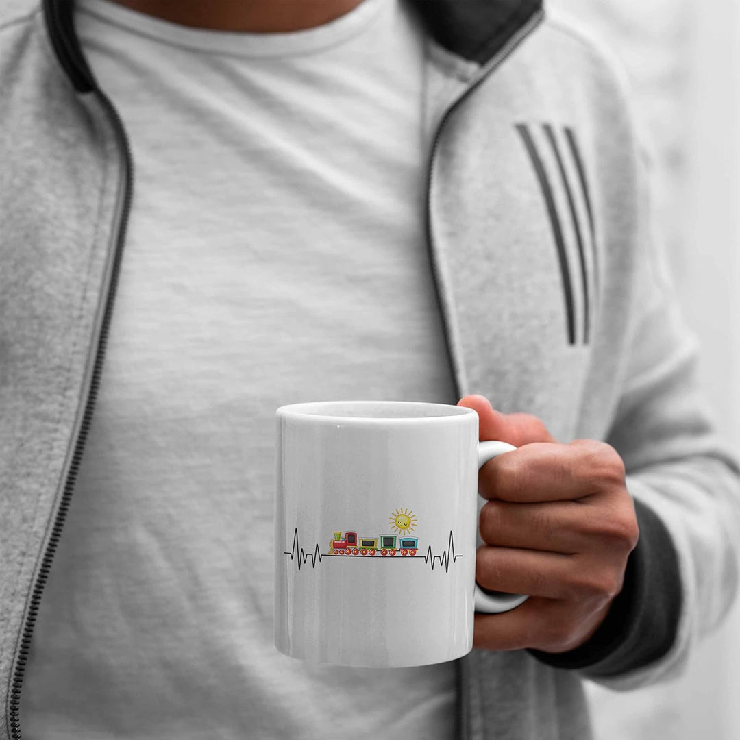 Trendation - Zug Züge Herzschlag Tasse Geschenk für Eisenbahner Zugführer Hobby Geschenkidee (Weiss)