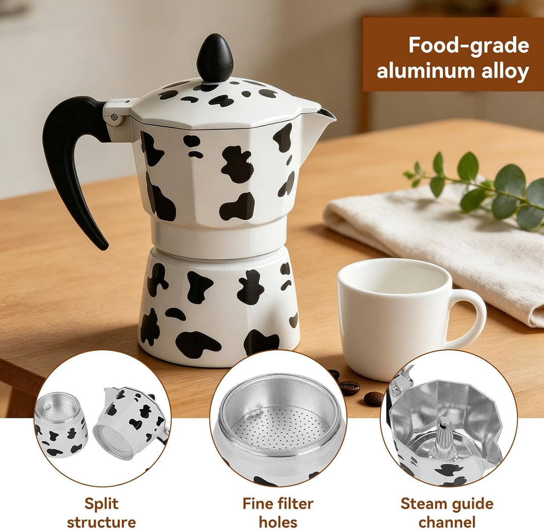 Espressokocher auf dem Herd, Espressotasse aus Aluminium im klassischen italienischen Stil, Mokkakan