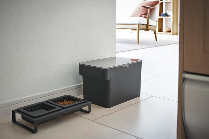 Yamazaki 5612 TOWER Behälter für Tierfutter mit Messbecher 6L, Trockenfutter: ca. 3,5kg, schwarz, AB