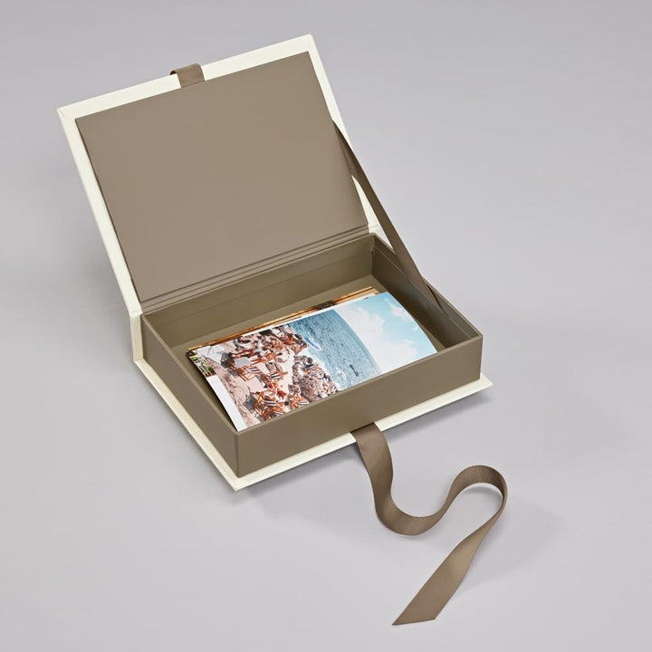 Semikolon 370030 Kleine Fotobox mit Einschubfenster - 20,7 x 15,3 x 4,7 cm - für 13 x 18 cm Fotos -