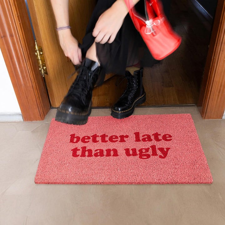 FISURA - Fussmatte aussen “Better Late Than Ugly” aus Kokosnuss mit Rutschfester PVC-Rückseite. Lust