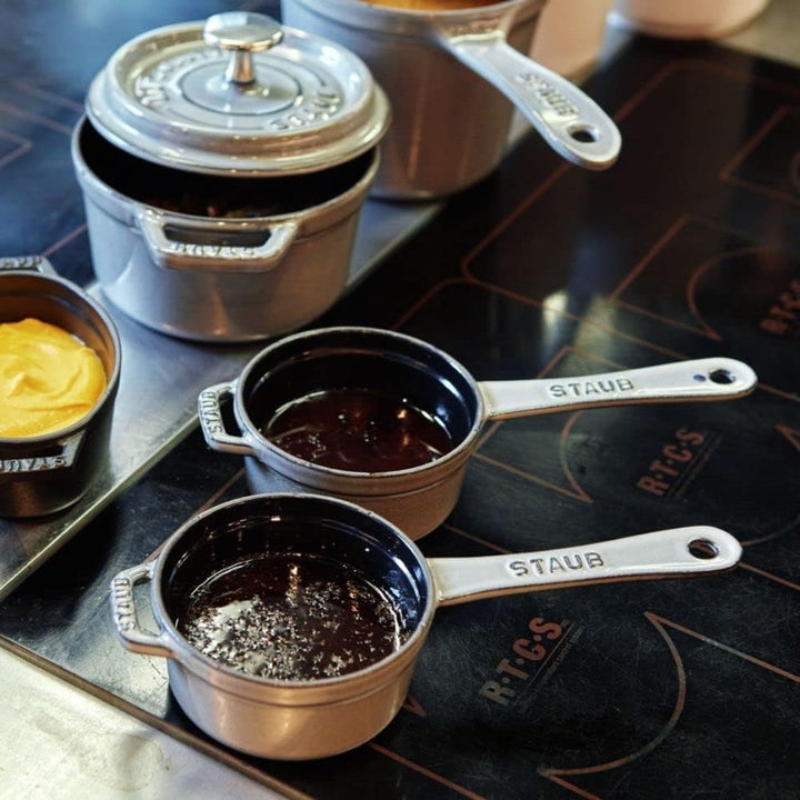 Staub Kleine Kasserrolle (10 cm, 0,25 L, Innen schwarz glänzend) grafitgrau, 23.4 x 10.19 x 7.2 cm G