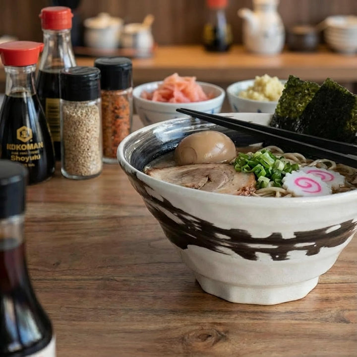 SASUGA Handgefertigte Japanische Keramikschale für Ramen &amp; Udon - Pinsel Strich Nudel-Schale aus Min