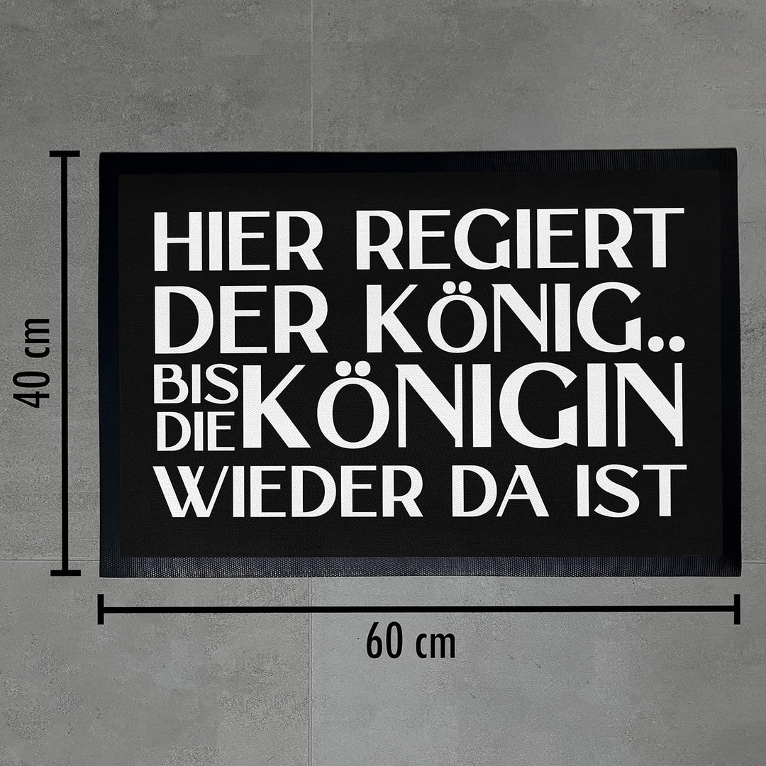 Trendation - Hier Regiert Der König Bis Die Königin Wieder Da Ist Lustige Fussmatte Geschenk Frauen