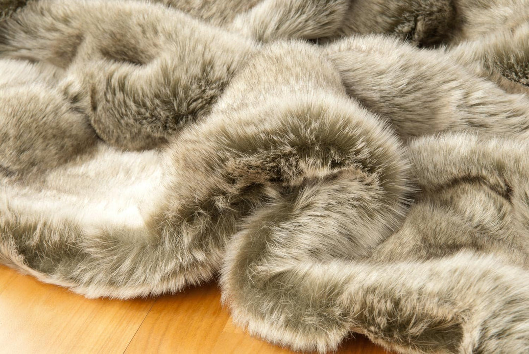 Wohnen & Accessoires GmbH & Co. KG Felldecke, Fellimitat 5 Grössen, Webpelzdecke, Grauwolf mit grau-