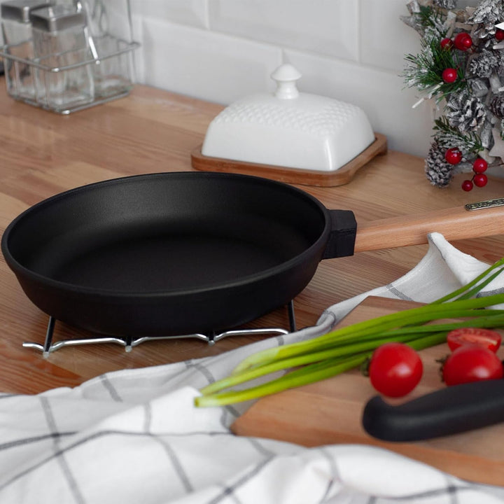 4BIG.fun Bratpfanne aus Gusseisen 26 cm BRIZOLL mit Holzgriff abschraubbar Frying Pan geeignet für a