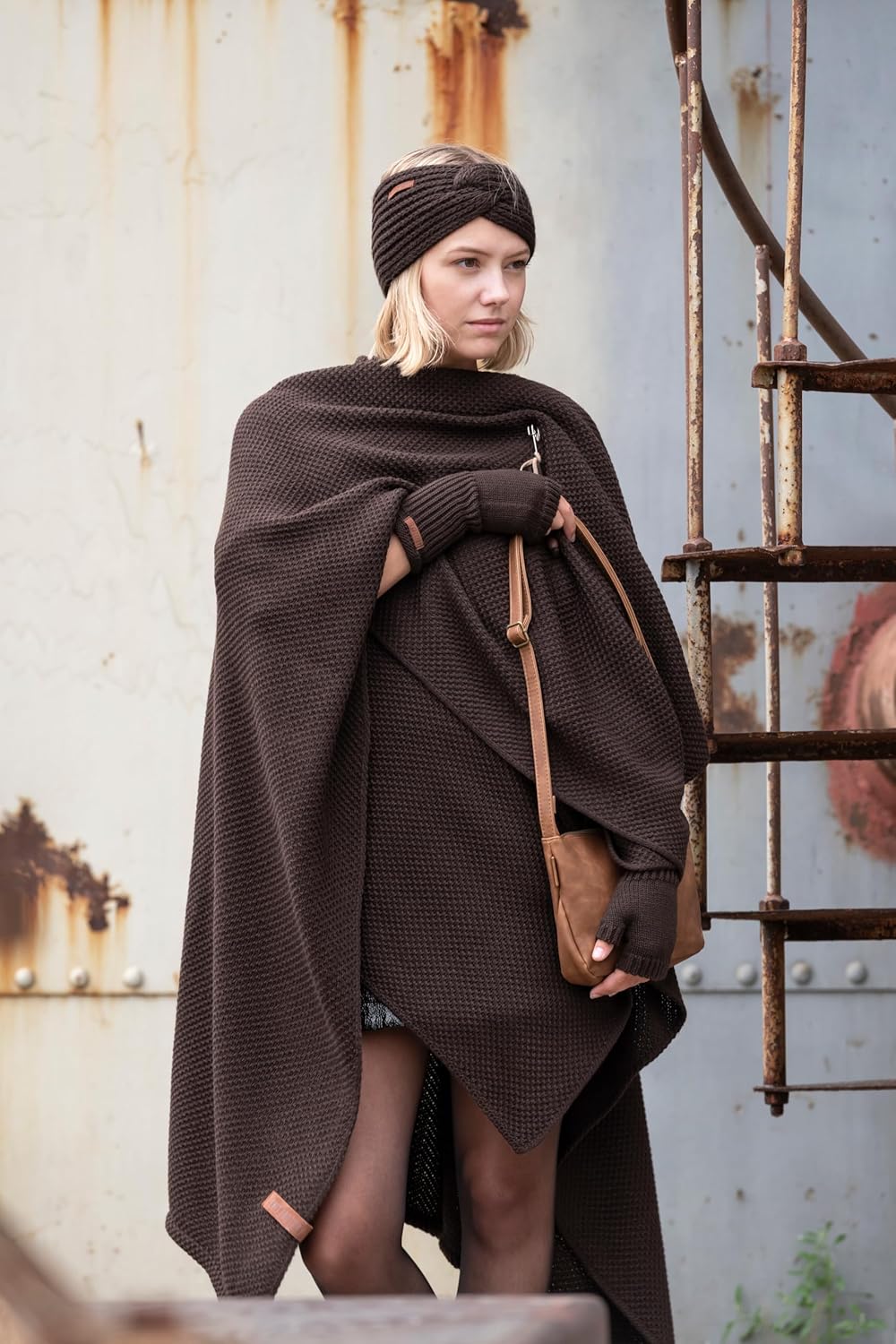 KNIT FACTORY - Jazz Poncho - Elegant Gestrickter Damen Cape - Wickelschal mit Wolle - Hochwertige Qu