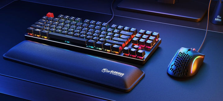 Glorious Gaming Padded Keyboard Wrist Rest (TKL, 25 mm stark) - gesteppte Ränder, glatte Stoffoberfl