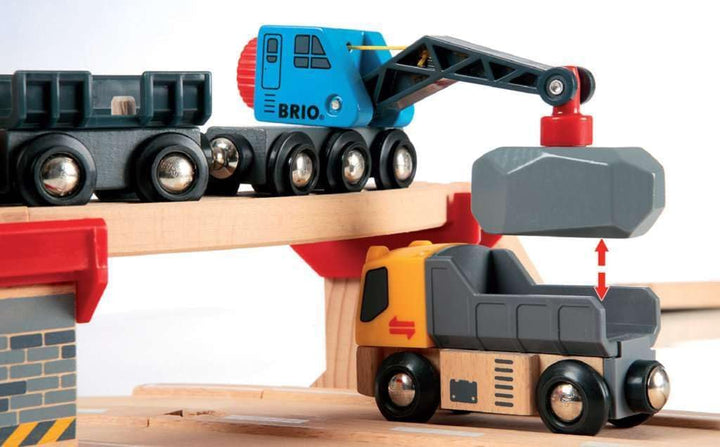BRIO World 33210 Strassen & Schienen Steinverlade Set - Inklusive Frachtlok mit Kranwagen, Zwei LKWs