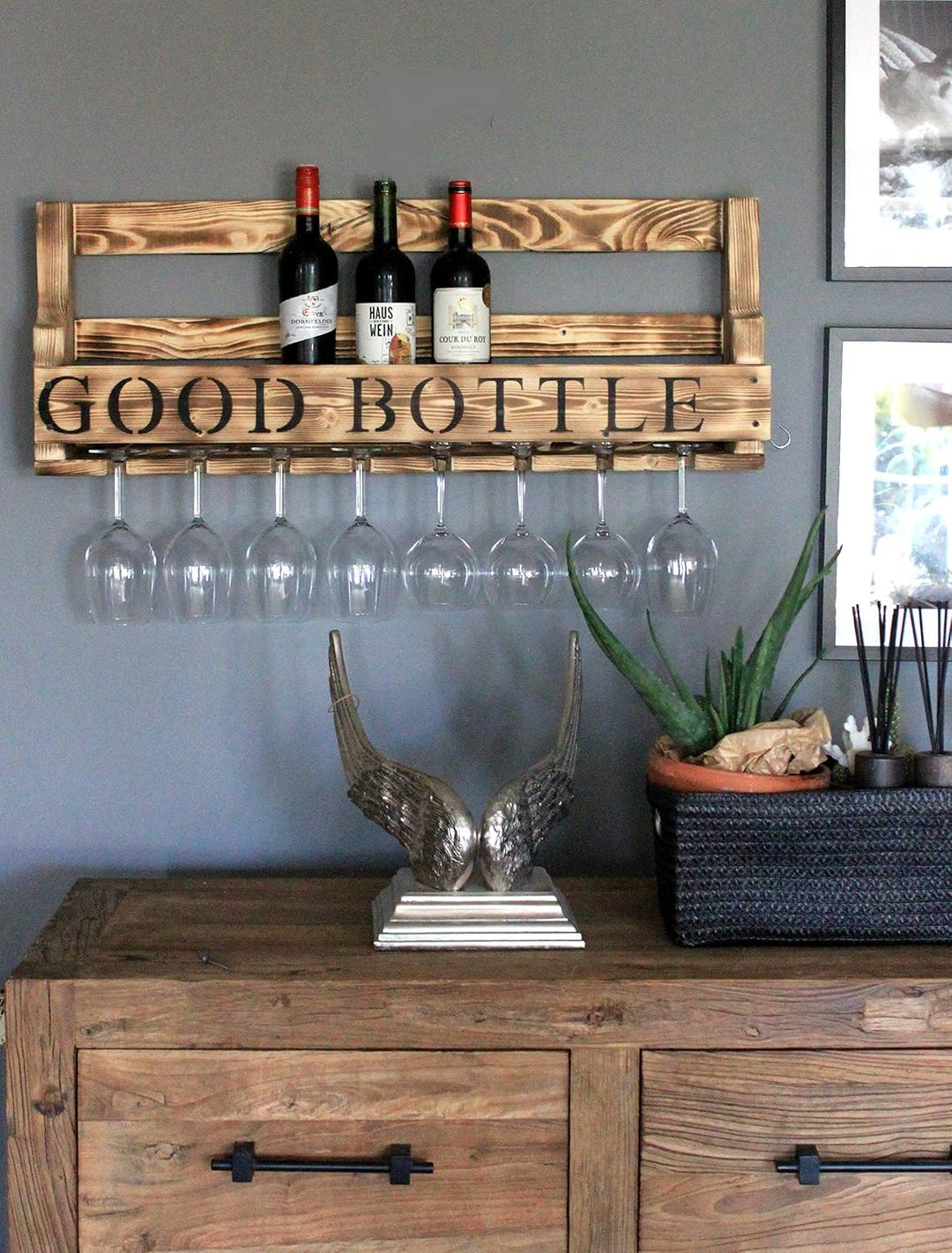 Weinregal aus Holz für die Wand - mit Gläserhalter und Good Bottle Schriftzug - Farbe: Geflammt - fe