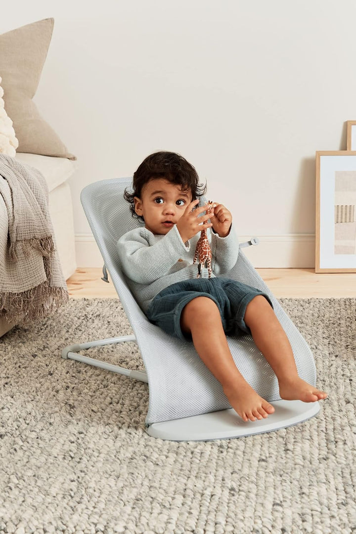 BabyBjörn Babywippe Balance Soft, Hellgrauer Rahmen, Netzstoff, Silber/Weiss
