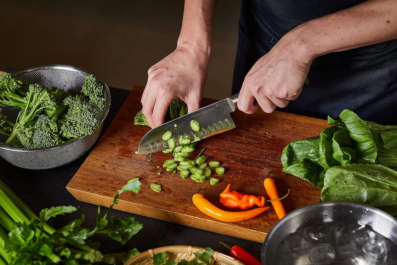 Fiskars Santoku-Messer mit Kullen, Sensei, Gesamtlänge: 29,5 cm, Rostfreier Stahl mit hohem Kohlenst