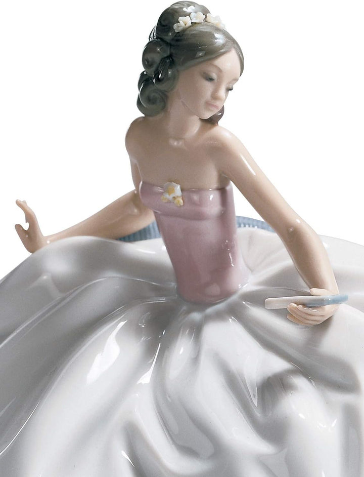 LLADRÓ Frauen-Figur Auf Dem Ball. Frau. Porzellan.