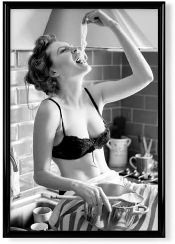 artboxONE Poster mit schwarzem Rahmen 45x30 cm Essen & Trinken Spaghetti Lover - Bild Woman Essen Fe