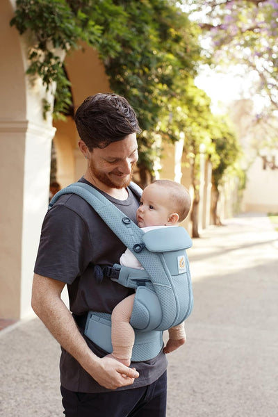 Ergobaby Omni Breeze Babytrage für Neugeborene ab Geburt bis 20kg, 4 Positionen SoftFlex Mesh Ergono