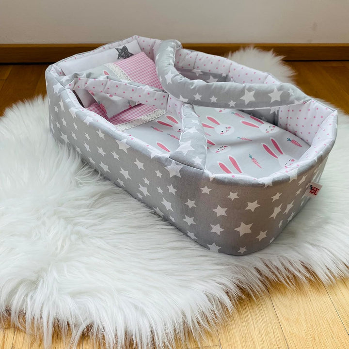 Puppentragetasche mit Sternen und Hasen für Puppen von 30 bis 55 cm mit Bettwäsche, Grau-Rosa, Wasch
