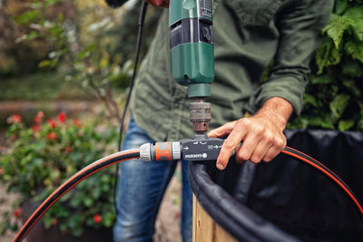 Gardena Bohrmaschinenpumpe: Stabile Schlauchpumpe zum Um- und Auspumpen von Wasser, passend für jede