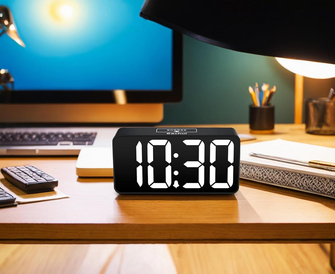 Eachui LED Wecker Digital mit USB-Ladeanschluss, Grosse Ziffern Display, Helligkeit und Lautstärke R