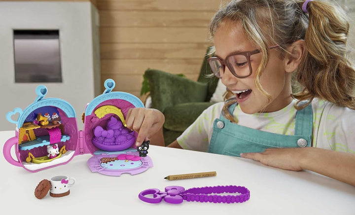 Mattel Mattel Hello Kitty GVB29 - Kakao-Campingplatz Schatulle (12,5 cm) mit 2 Sanrio Minis Figuren,
